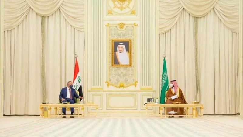 رئيس الوزراء العراقي مصطفى الكاظمي خلال لقائه ولي العهد السعودي محمد بن سلمان في نهاية مارس الماضي (غيتي)
