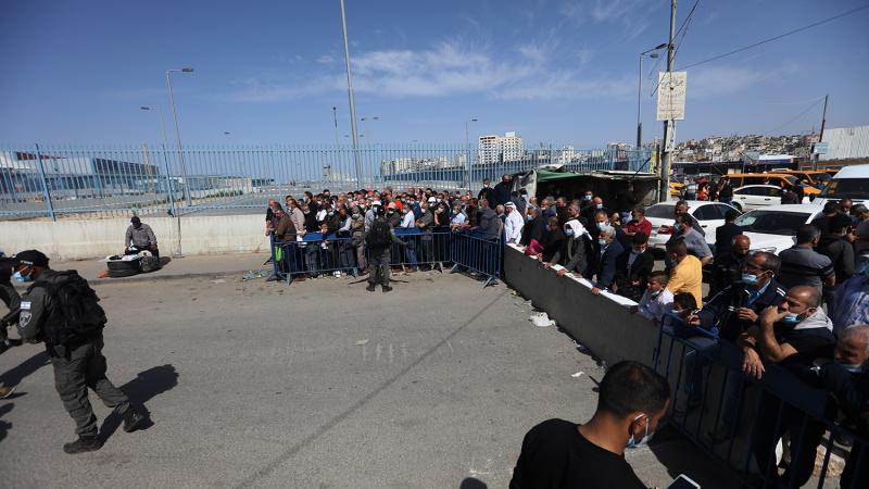 منعت سلطات الاحتلال مئات الفلسطينيين من دخول الأقصى.
