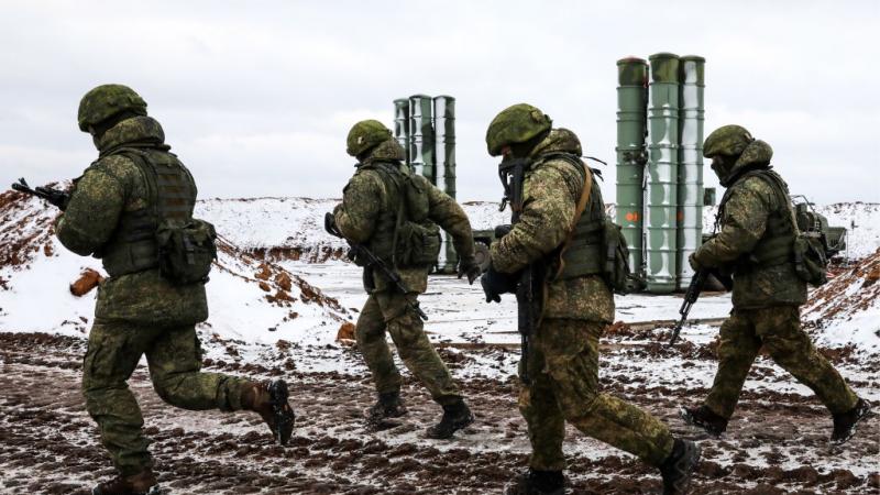أجرى آلاف الجنود مناورات عسكرية قرب الحدود الأوكرانية