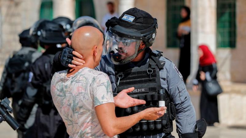 تشن الشرطة الإسرائيلية حملة اعتقالات واسعة ضد أعضاء من "حماس" و"فتح"