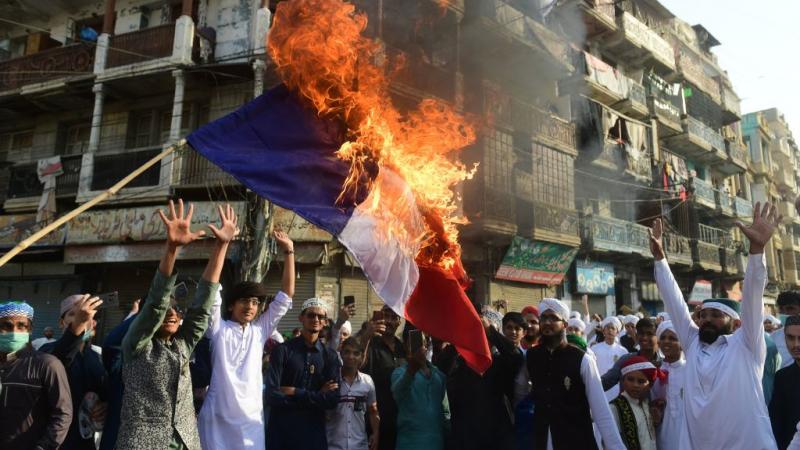 يتظاهر الحزب الاسلامي "حركة لبيك باكستان" للمطالبة بطرد السفير الفرنسي من باكستان