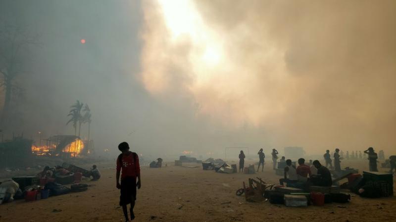 دمّر حريق أكثر من 20 متجرًا في سوق مؤقت بالقرب من مخيم لمسلمي الروهنغيا