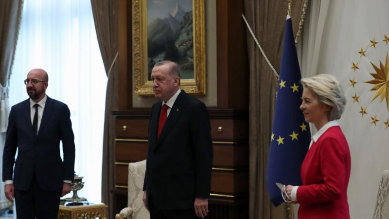 حمّلت تركيا الاتحاد الأوروبي مسؤولية الحادث البروتوكولي بشأن ترتيبات الجلوس.