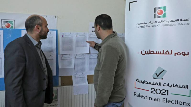 فلسطينيون يتفقّدون اسماءهم في سجلات النفوس في الضفة الغربية.