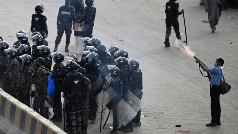 احتُجز عناصر الشرطة كرهائن في تظاهرة مناهضة لفرنسا في لاهور