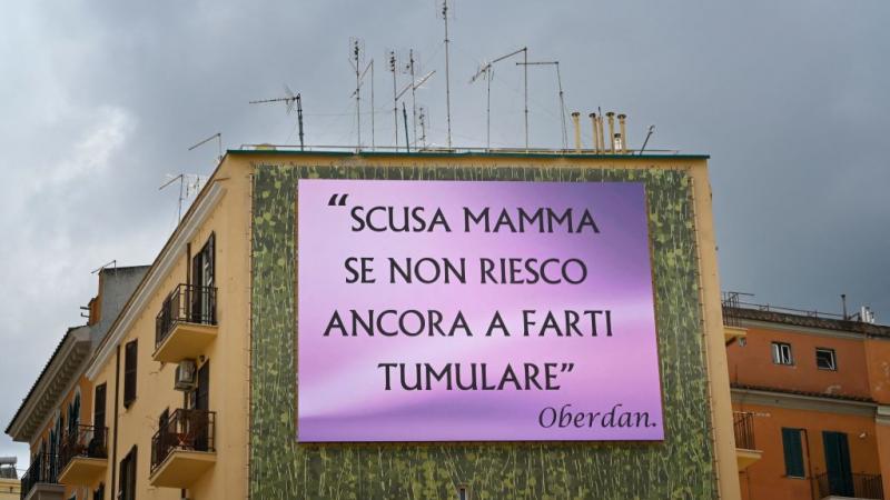لوحة إعلانية في روما