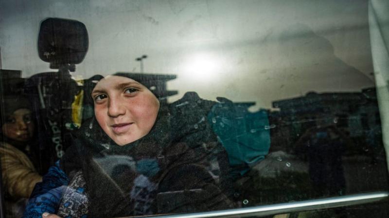 طفلة من عوائل "الدولة الاسلامية" خلال عملية التسليم إلى روسيا.