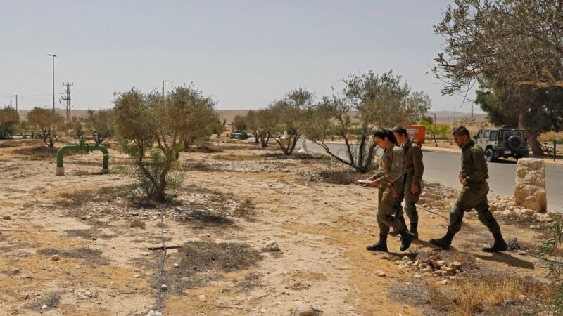 الشرطة الاسرائيلية تبحث عن بقايا الصاروخ الذي سقط في النقب.