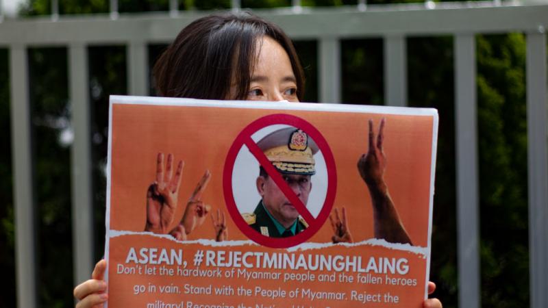 متظاهرة أمام السفارة الاندونيسية في كوريا الجنوبية للتنديد بحضور هلاينغ لقمة آسيان.