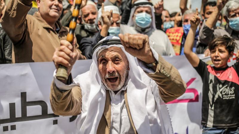 شهدت عدة مدن بالضفة الغربية المحتلة وقفات تضامنية مع المتظاهرين في القدس الشرقية (غيتي)