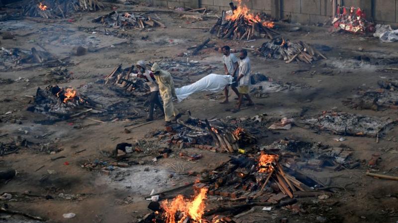 إحراق ضحايا فيروس "كورونا" في الهند