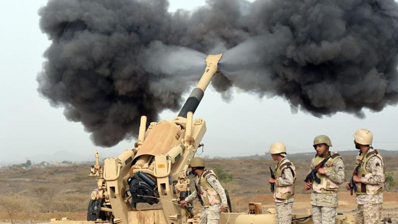 كثّف الحوثيون، في الأسابيع الماضية، إطلاق صواريخ باليستية ومقذوفات ومسيرات على مناطق سعودية. 