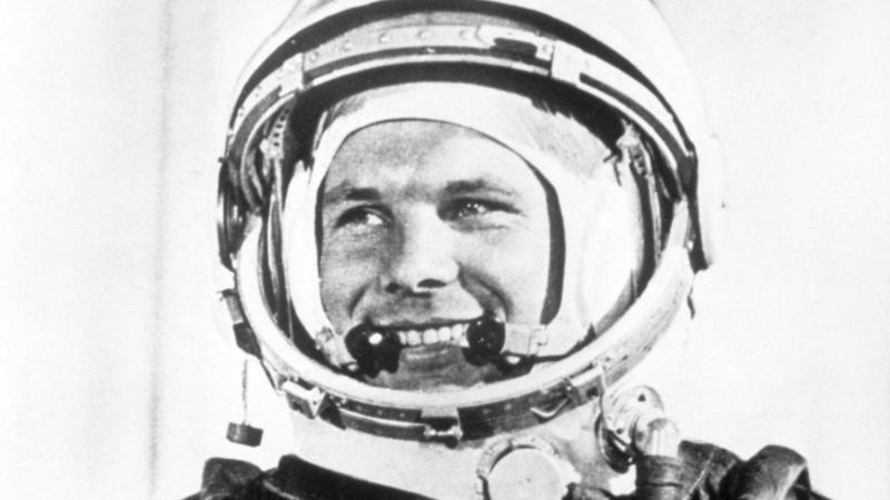 في 12 أبريل 1961، صار رائد الفضاء السوفيتي يوري ألكسييفيتش غاغارين أول إنسان يسافر إلى الفضاء (غيتي)