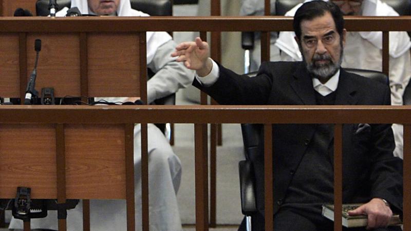 في 5 نوفمبر/ تشرين الثاني عام 2006، أصدرت المحكمة قرارها القاضي بالإعدام شنقًا على صدام حسين وعدد من معاونيه (غيتي)