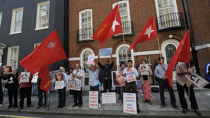 متظاهرون يحتجون أمام سفارة ميانمار وسط لندن للمطالبة بالديمقراطية