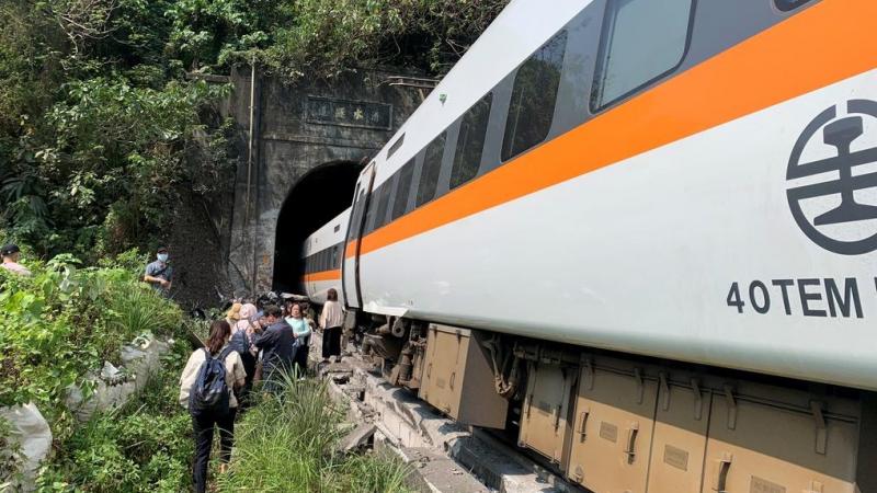 تم إجلاء ما بين 80 و100 شخص من العربات الأربع الأولى للقطار السريع الذي تحطمت بعض عرباته في تايوان