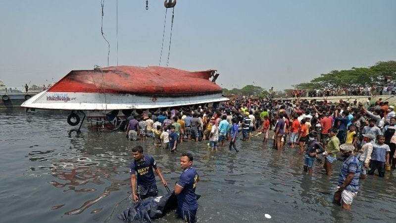 اصطدام قارب يقلّ 30 شخصاً على الأقل ومركب ينقل رمالاً في نهر بادما قرب مدينة شيبشار (تويتر- حساب هالبيغ نيوز)