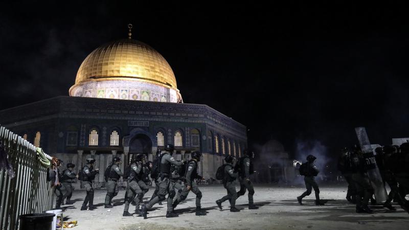 قوات الاحتلال الإسرائيلي تقتحم ساحات المسجد الأقصى وتعتدي على المصلين (الأناضول)