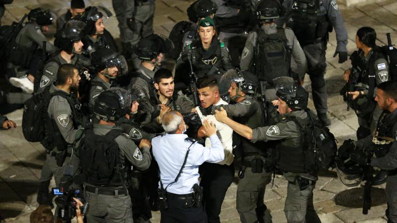 جانب من اعتداءات الاحتلال بحق الفلسطينيين في باب العامود بالقدس المحتلة 