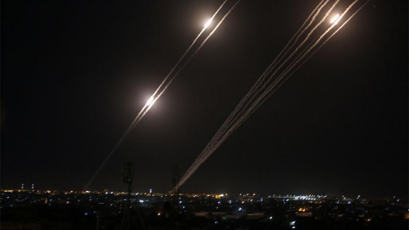 أطلقت المقاومة الفلسطينية أكثر من 200 صاروخ باتجاه تل أبيب وبئر السبع ردًا على استهداف برج الجوهرة (الأناضول)