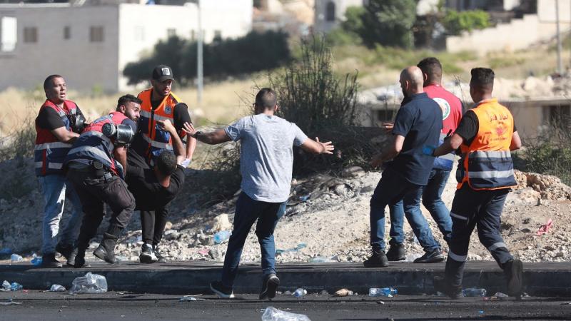 إصابة فلسطيني خلال المواجهات مع قوات الاحتلال الإسرائيلي في الضفة الغربية المحتلة 