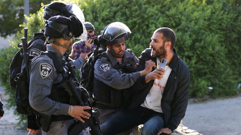 تمنع قوات الاحتلال دخول أي من المتضامنين أو الصحفيين إلى الحي.