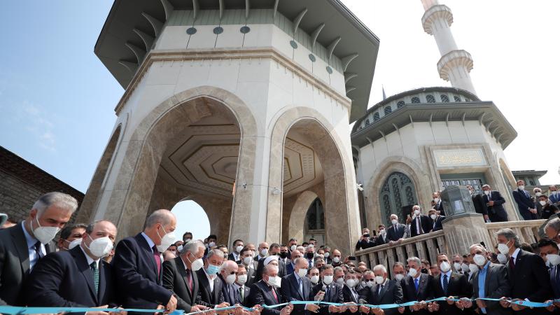 اردوغان يفتتح مسجد تقسيم في اسطنبول. 