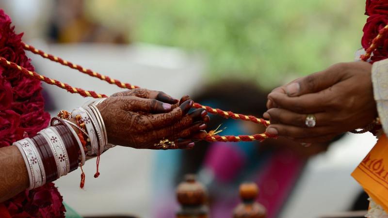زوجان هنديان أثناء مراسم عقد القران (أرشيف - غيتي)