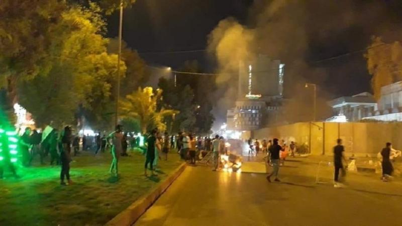 احتجاجات أمام القنصلية الايرانية في كربلاء أمس (غيتي)