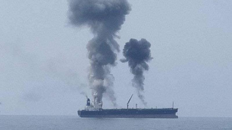 تصاعد الدخان من إحدى ناقلات النفط الراسية قبالة سواحل بانياس.