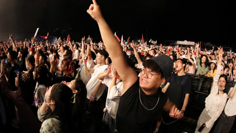 آلاف الصينيين يحتفلون باليوم الأول من مهرجان "ستروبيري الموسيقى" بمدينة ووهان