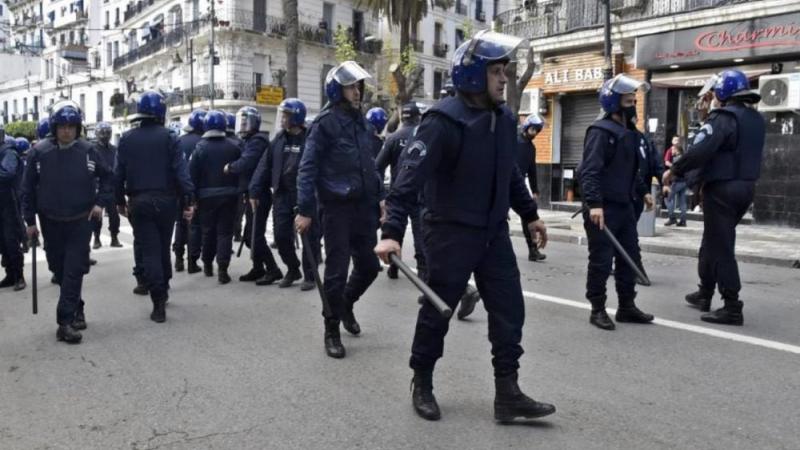 قطعت قوات الأمن الجزائرية الشوارع والأزقة.