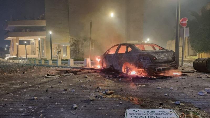 أفاد مراسل "العربي إن شرطة الاحتلال فقدت السيطرة على الأوضاع في مدينة اللد التي تشهد مواجهات عنيفة (تويتر)