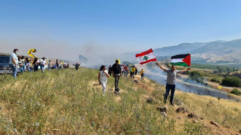 متظاهرون من لبنان يقتحمون السياج الحدودي مع فلسطين المحتلة. 