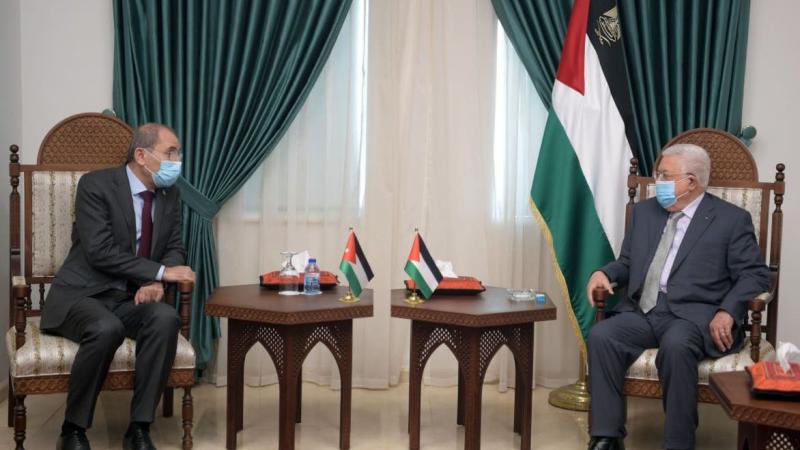 الصفدي خلال اجتماعه مع عباس بالمقر الرئاسي الفلسطيني
