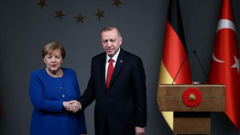 أردوغان وميركل خلال لقاء في إسطنبول في كانون الثاني عام 2020