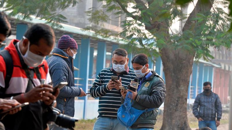 يحاول الصحفيون في الهند الجمع بين تغطية أخبار كورونا وبين الاهتمام بأنفسهم وأفراد أسرهم 