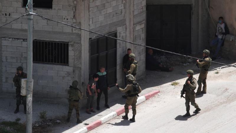 قوات الاحتلال تقتحم منازل الفلسطينيين في الضفة الغربية