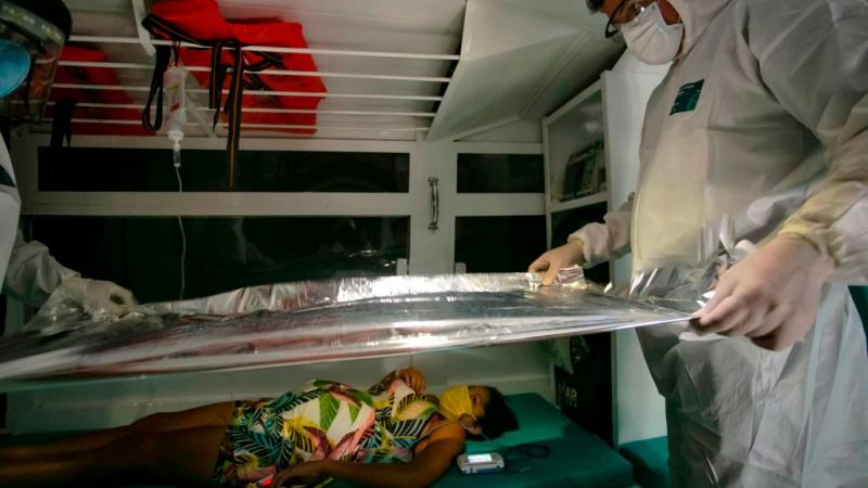 خلال نقل امرأة برازيلية حامل مصابة بكورونا إلى المستشفى.