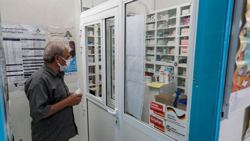 تعاني الصيدليات في لبنان لتأمين الأدوية المستوردة، إضافة لاستيراد المستلزمات الطبية. 