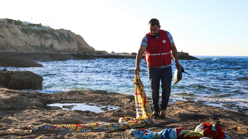 الشرطة الليبية تقول إن عمليات تفتيش الساحل مستمرة للبحث عن جثث أخرى في المنطقة 