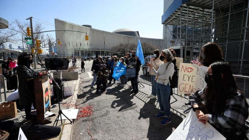 تحرك احتجاحي أمام المقر الرئيسي للأمم المتحدة للمطالبة برفع الظلم عن الإيغور (أرشيف- غيتي)