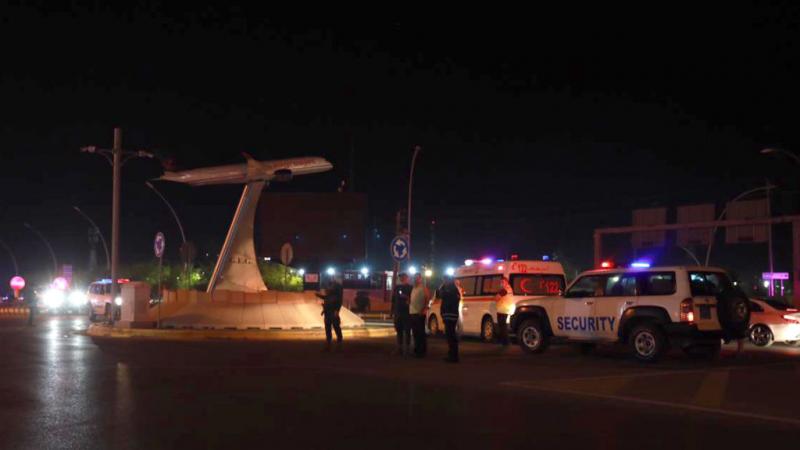 سيارات إسعاف ومسؤولون أمنيون في مطار أربيل الدولي بعد استهدافه بطائرة مسيرة في 14 ابريل. 