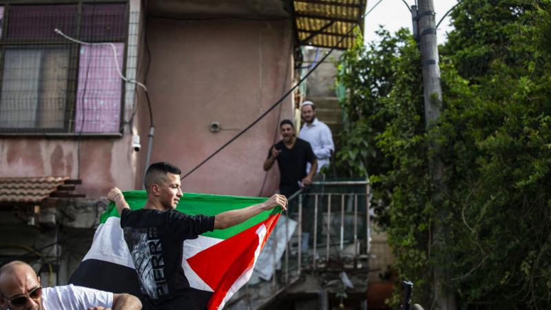 اعتصم عدد من الشبان داخل حي الشيخ جراح في القدس.