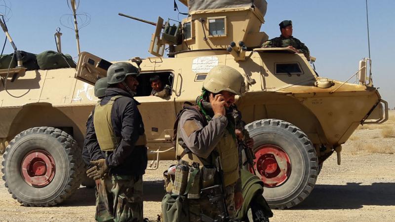 قوات من الجيش الأفغاني تشارك في الاشتباكات مع مقاتلي طالبان في هلمند في 5 مايو 2021 (غيتي)