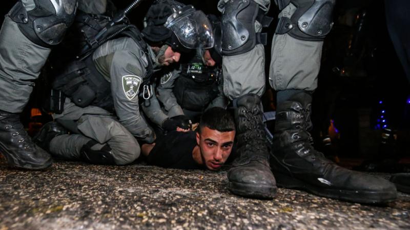 شرطة الاحتلال تعتقل فلسطينيًا خلال احتجاجات حي الشيخ جراح.