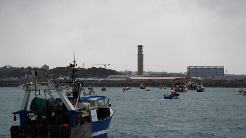 توجهت عشرات مراكب الصيد الفرنسية إلى ميناء عاصمة جزيرة جيرسي للاحتجاج على شروط بريطانيا 