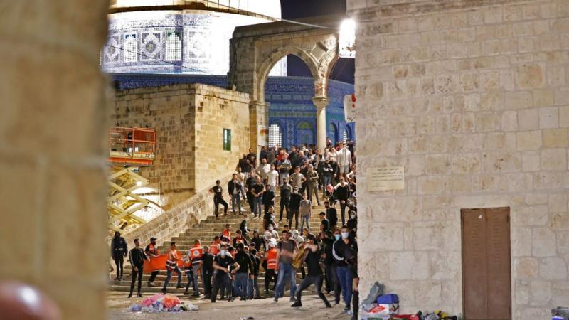 شهدت باحات المسجد الأقصى ومحيطه اعتداءات إسرائيلية متواصلة على المصلين تخللها إطلاق الرصاص المطاطي وقنابل الغاز والصوت (غيتي)
