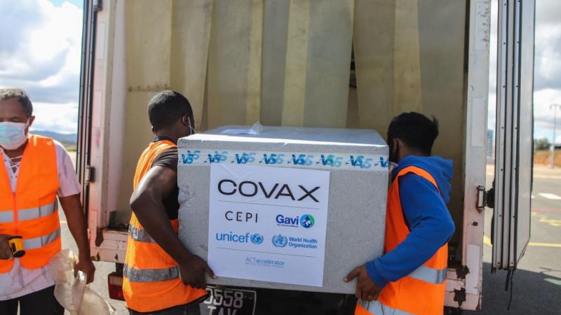 عمال يقومون بتحميل صناديق لقاحات كورونا مقدمة من "كوفاكس" في مدغشقر