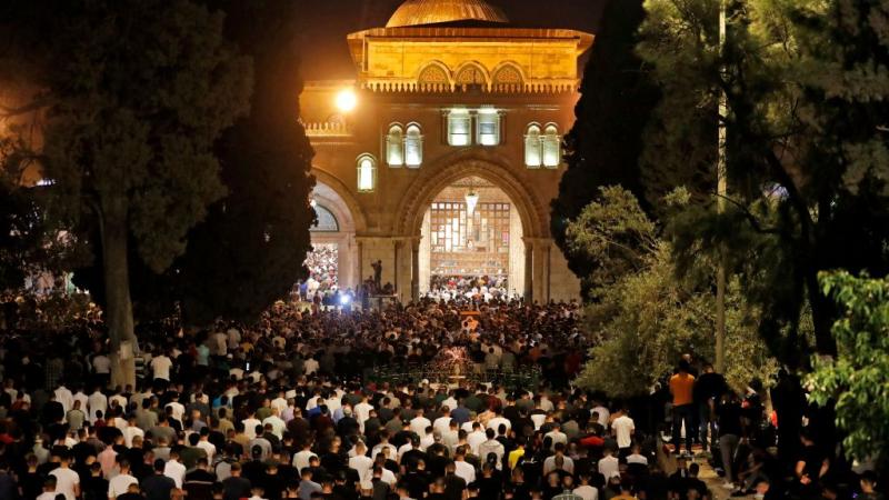 يواصل آلاف الفلسطينيين التوافد إلى المسجد الأقصى لإحياء ليلة القدر. 